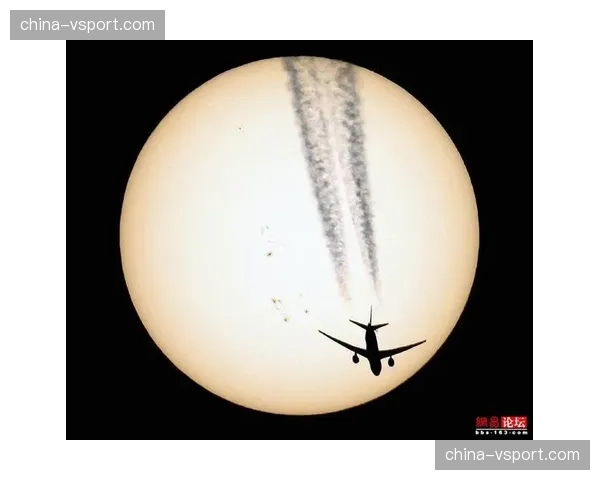 镜头捕捉:麦迪逊任意球破门后,向看台做出标志性“冥想”庆祝 镜头捕捉:麦迪逊任意球破门后,向看台做出标志性“冥想”庆祝